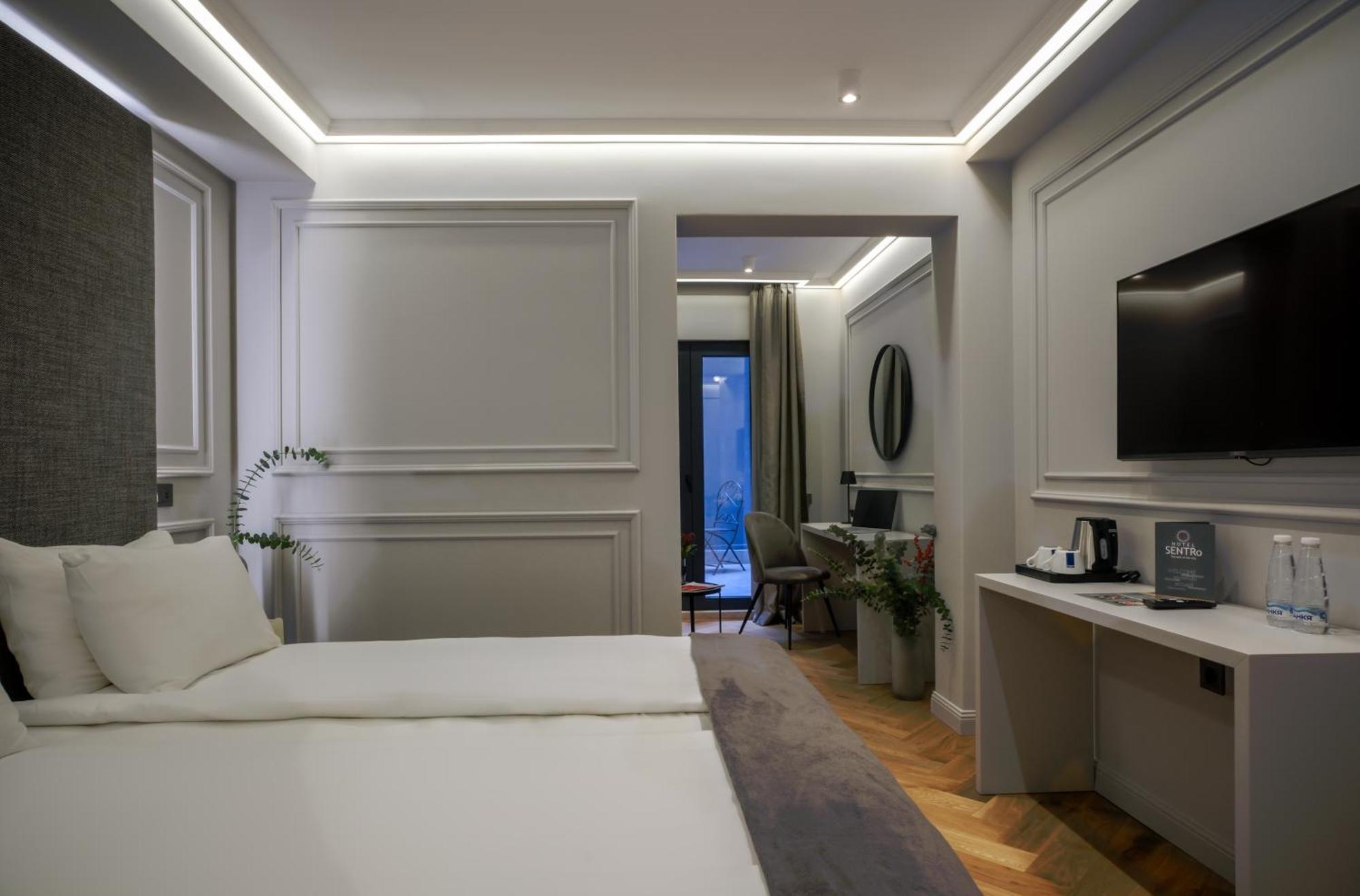 Deluxe Suite with English Yard (-1 level)
